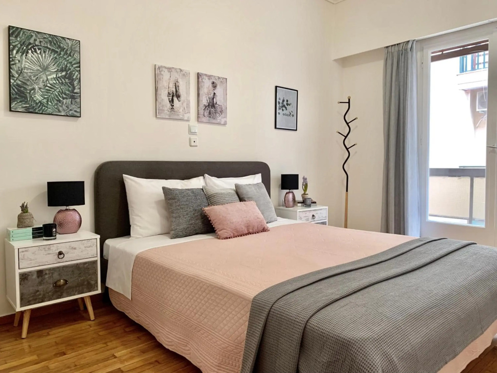 Nadia's apartment , Athens