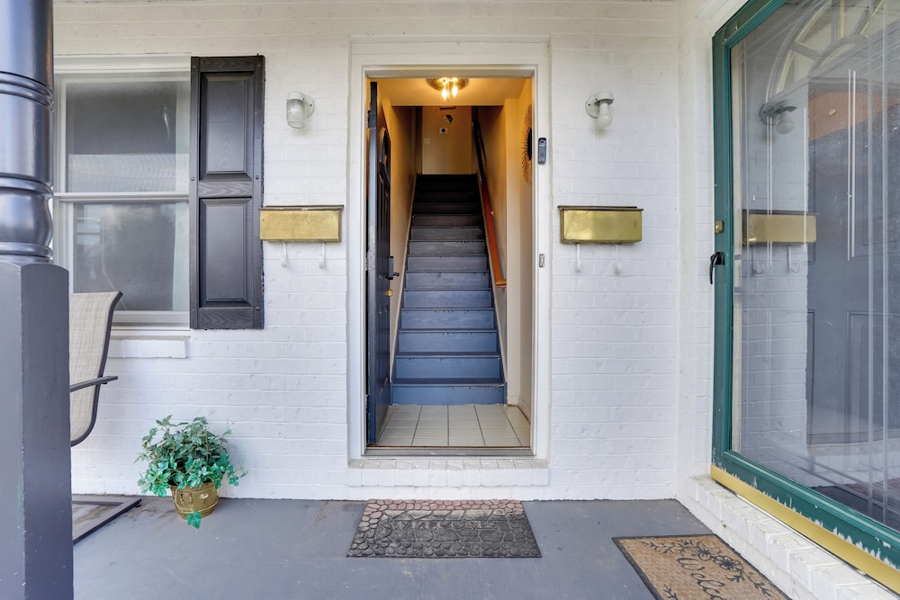 Walk to Fairgrounds! Hagerstown Townhome w/ Deck