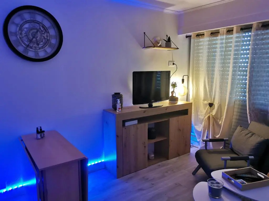 Studio confortable, face mer, proches commerces