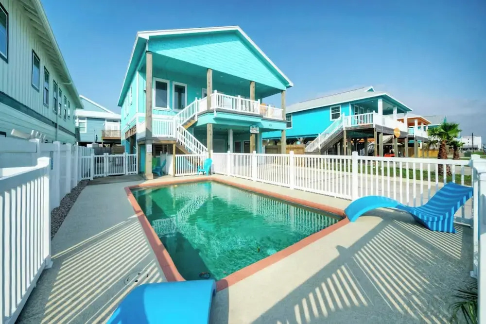 Sleeps 21, 2 Homes 2 Private Pools, Fire Pit, Swing Bar Walk to the Beach