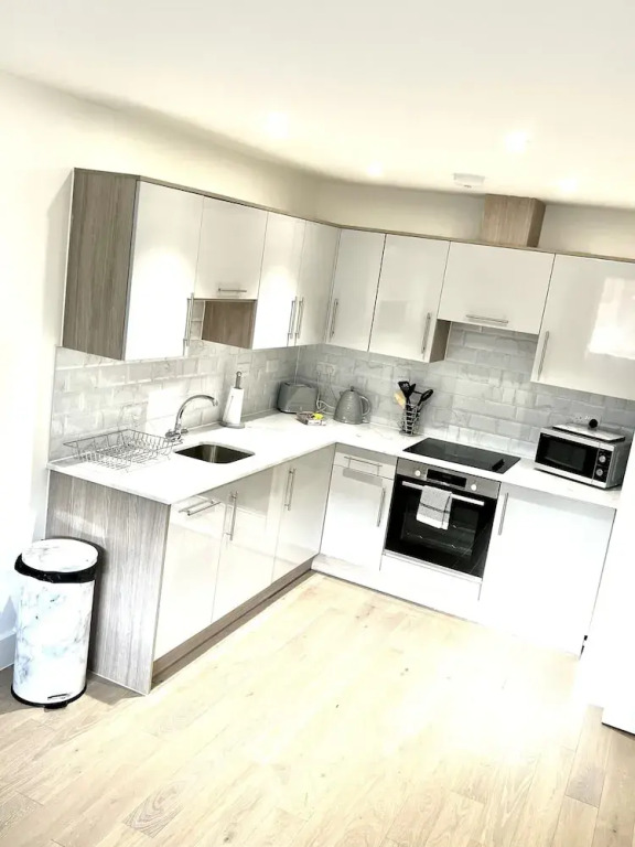 Luxurious MK City apartment- walk to train station