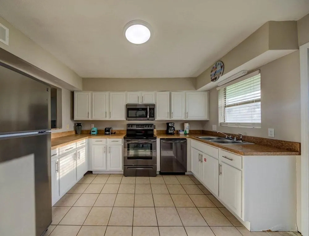 Peaceful condo in Gulf Shores with outdoor pool