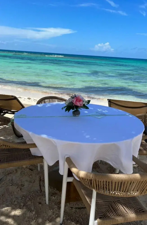 Casa rosada beach front