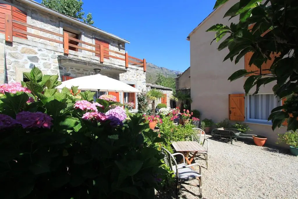 A MANDRIA, appartements avec cuisine 30m2, patio, vue Montagnes et citadelle, 5 minutes à pied du centre ville et des rivières