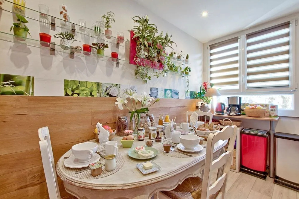 A découvrir ! NATURALBNB - Chambres dhôtes climatisées au calme - Top confort et reposant - PARKING GRATUIT SECURISE - Garage vélos et motos - OFFERT COPIEUX PETIT DEJEUNER fait maison sucré-salé, local et bio - Accueil et convivialité garantis