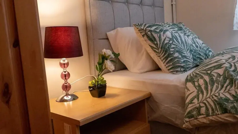 5 Bedroom Guesthouse in Quiet Cul-de-sac location.
