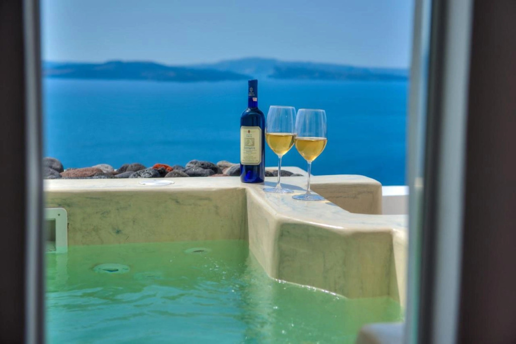 Kima Oia Suites