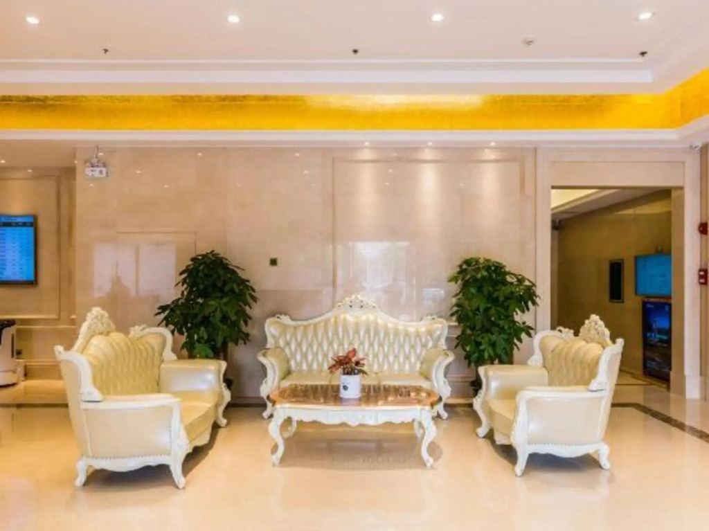 Vienna International Hotel (Zhaoqing Center Lake-view)