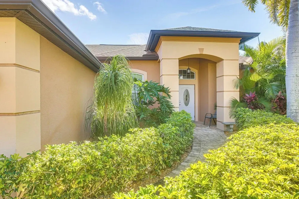 Saltwater Pool & Spa! Tropical Cape Coral Retreat