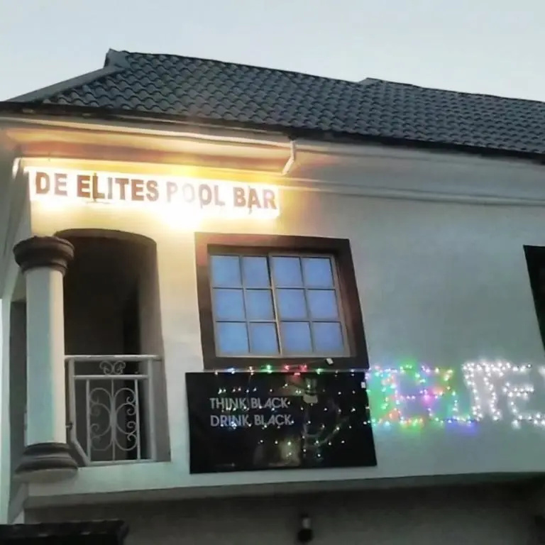 De'elites Pool Bar & Inn