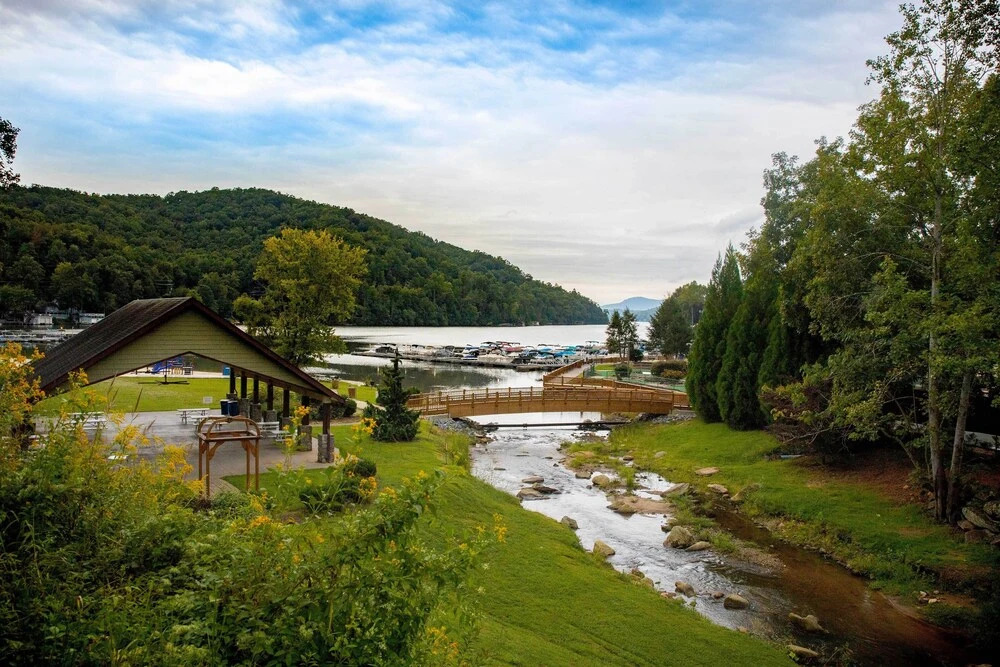 Indoor Pool & Golf Course Views: Lake Lure Condo!