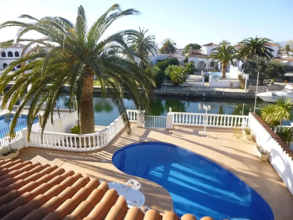 Elegant Family Villa With Pool, Mooring