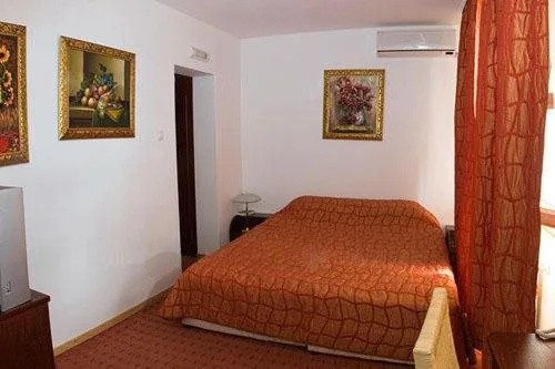 Family Art Hotel Gallery