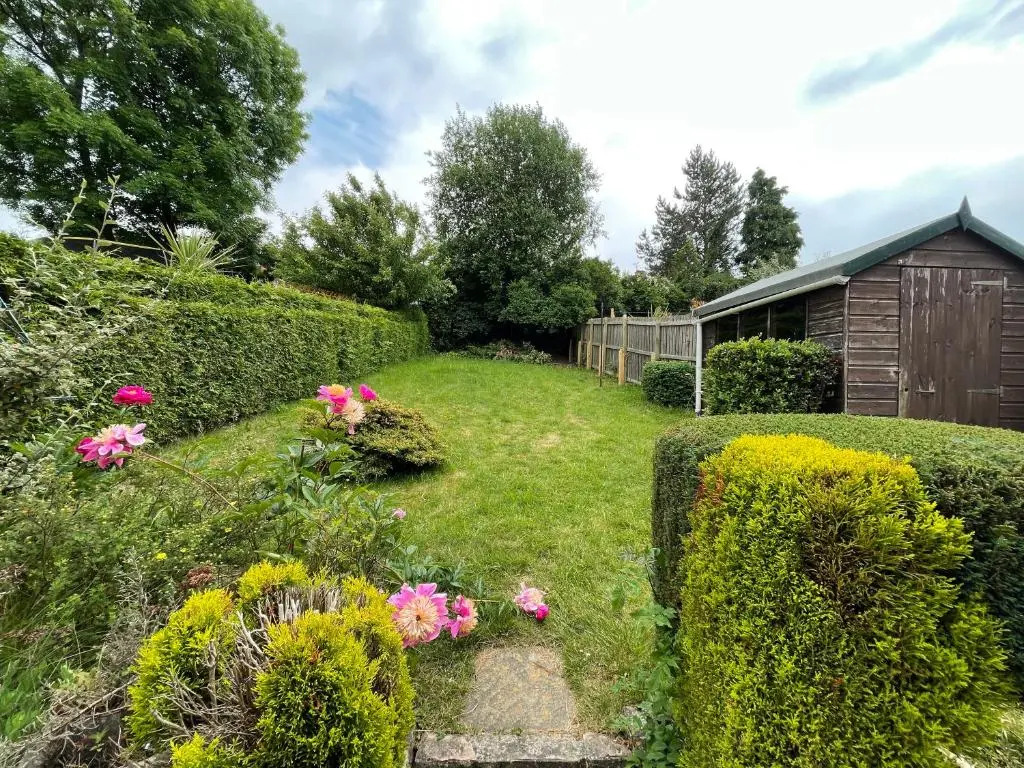 Modern & Spacious Home with Garden and Parking