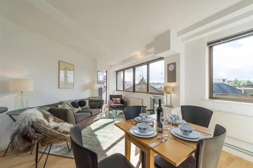 Apartment 8, County House, Central London