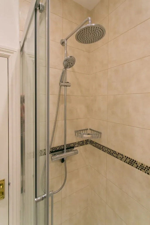 Veeve - Rosey Rosslyn Flat