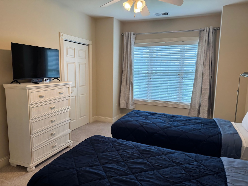 Magnolia Pointe Luster Leaf 4894-301