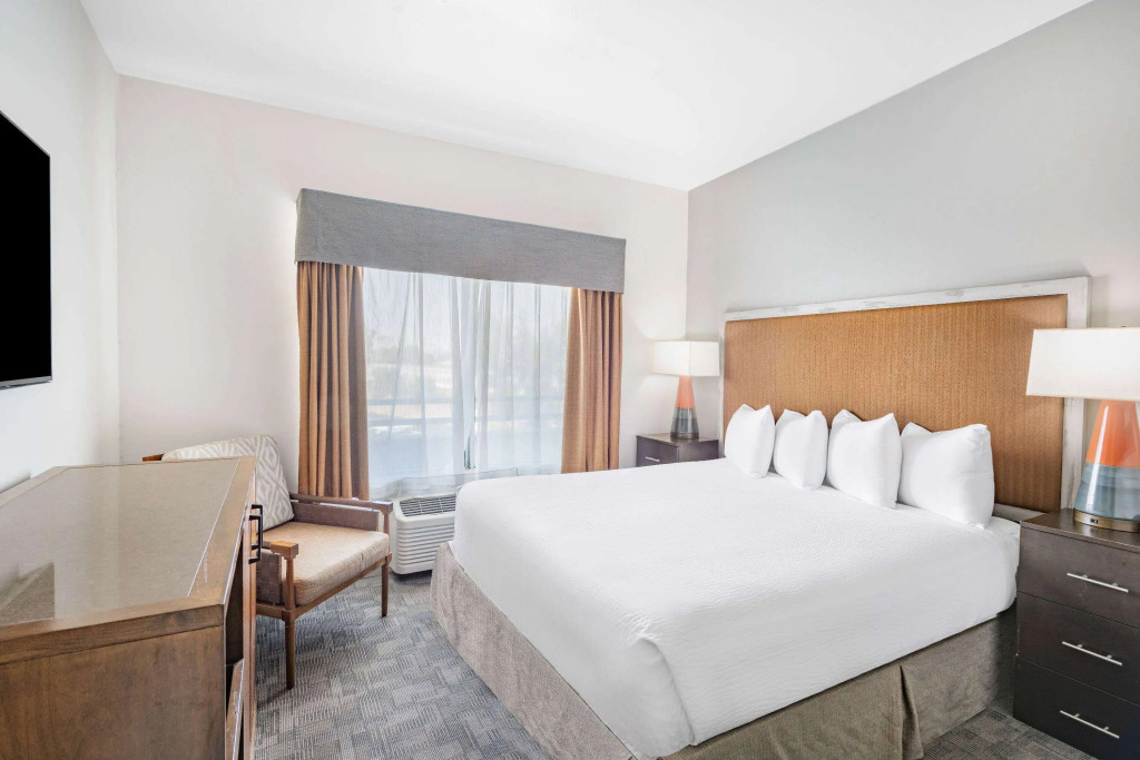 Ramada by Wyndham Bakersfield