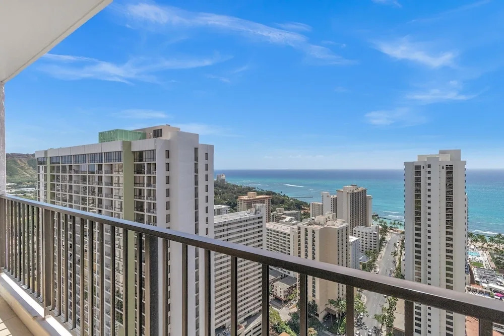37th Floor Condo with Sweeping Ocean Views & Free parking!