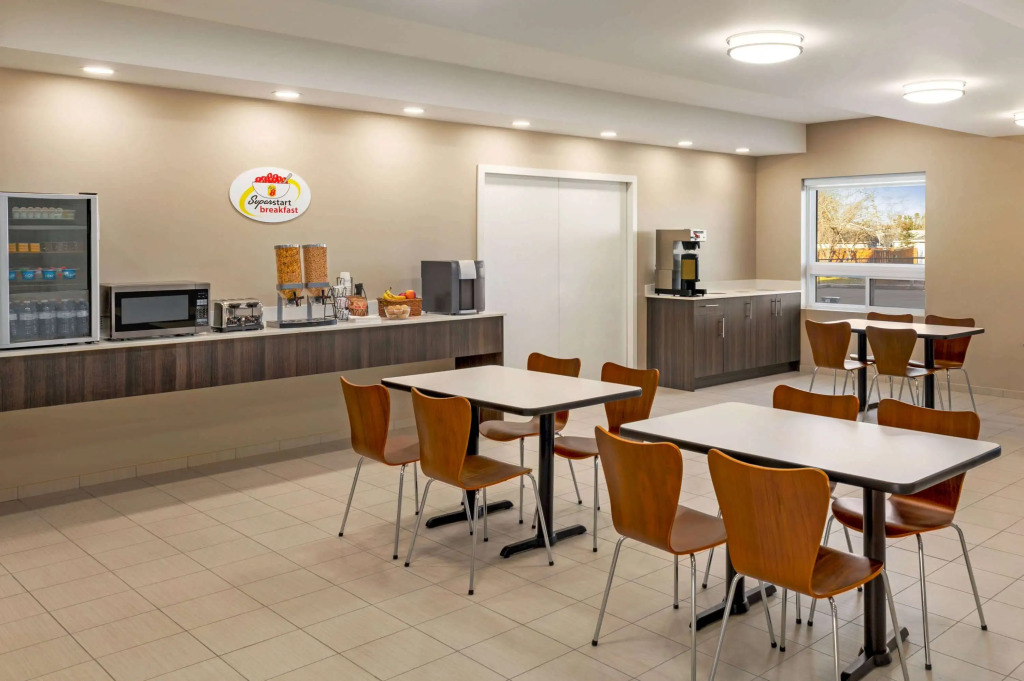Super 8 by Wyndham Thompson