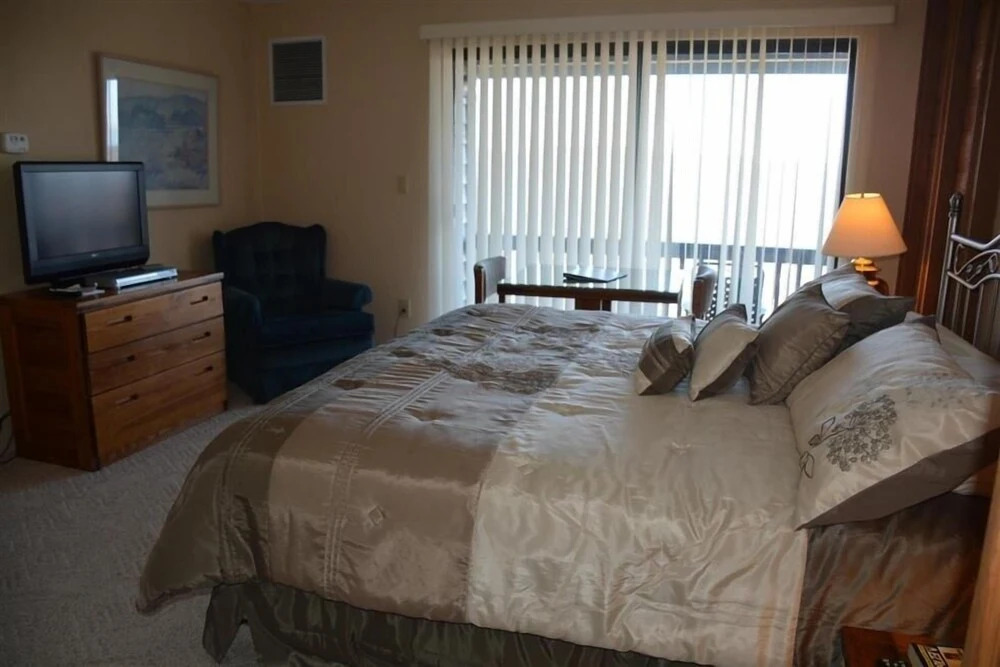 Seven Springs Stoneridge 3 Bedroom and Loft Condo with private deck by RedAwning
