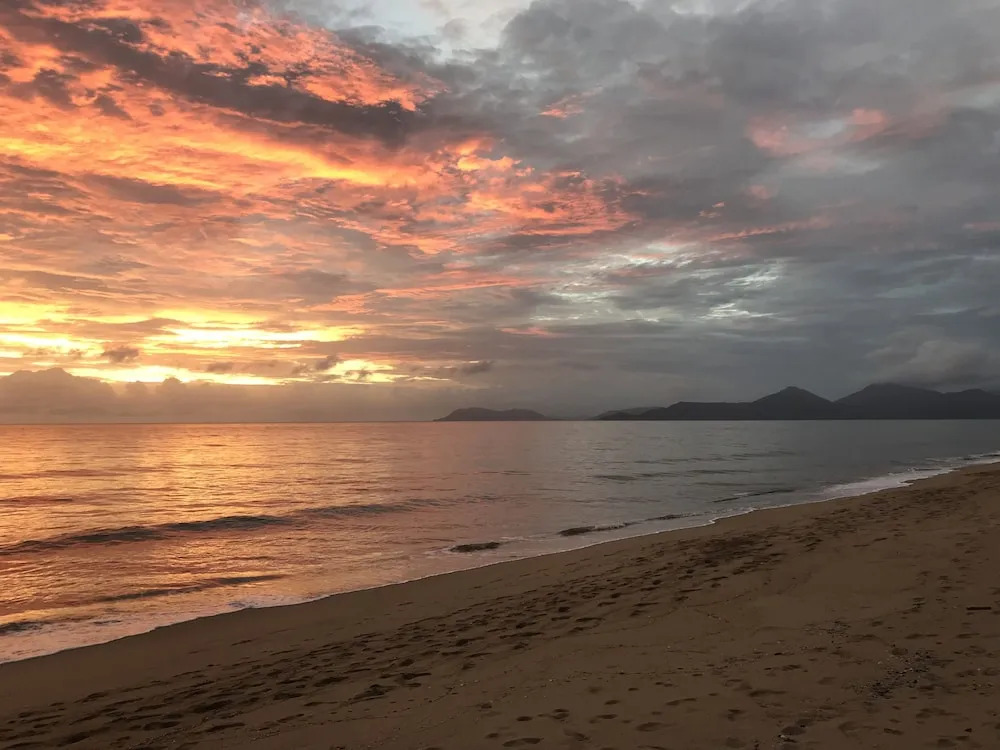 Silver Sands - A Unique Retro Beauty