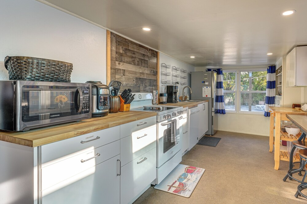 Sun & Sand in St Pete! Family Home w/ Tiki Bar
