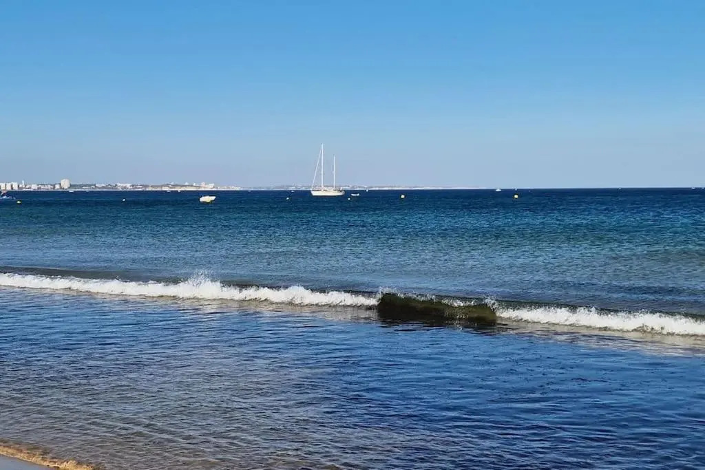 Spacious 3 bedroom apartment with seaview