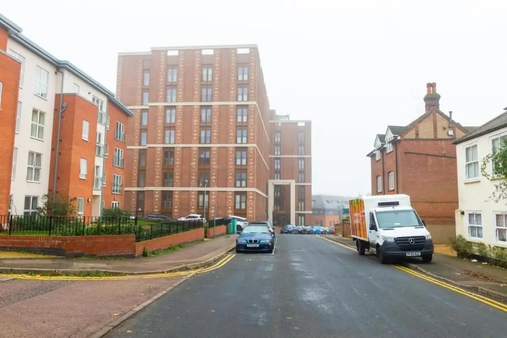 The Ridgmont-st Albans-high Street- Near Luton Airport -train Station-balcony