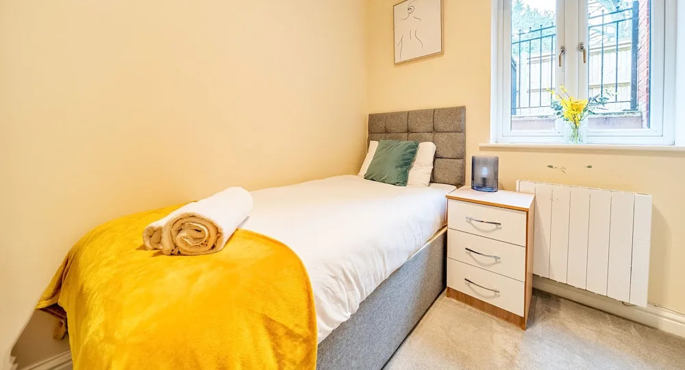 London Street Apt By REDWOOD STAYS