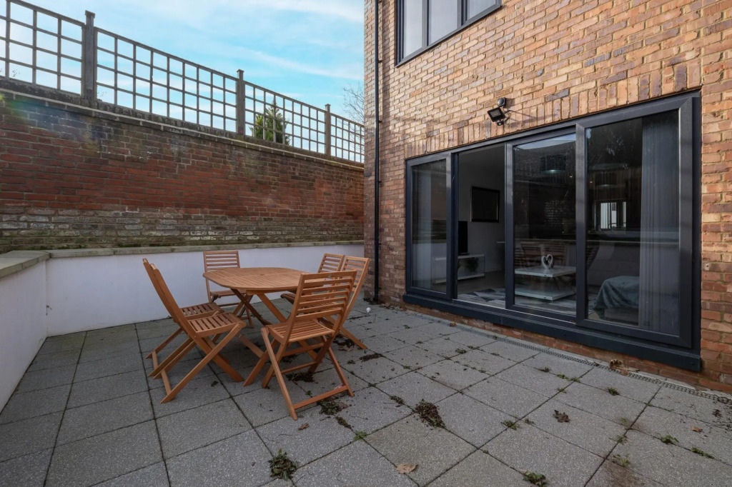 Modern 4 Bedroom House 01 With Parking in Farnham