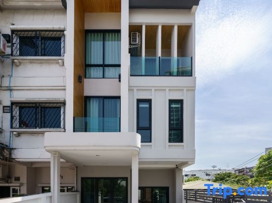 Stylish Modern Home 4Bedroom 7Bed 200m BTS PhraKhanong, 10min ThongLo