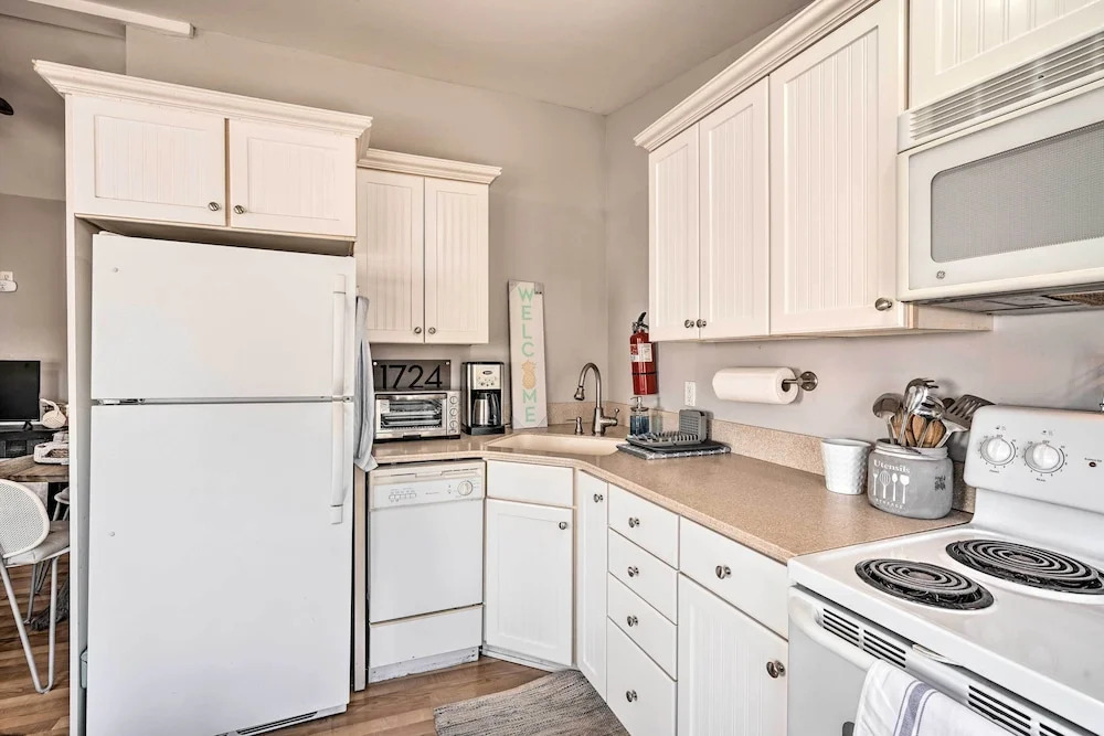 Bright Belmar Cottage < Half Mi to Boardwalk!
