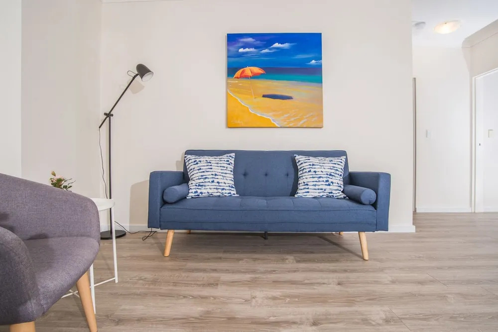 Convenient Rockdale Apartment Next To Station & Beach