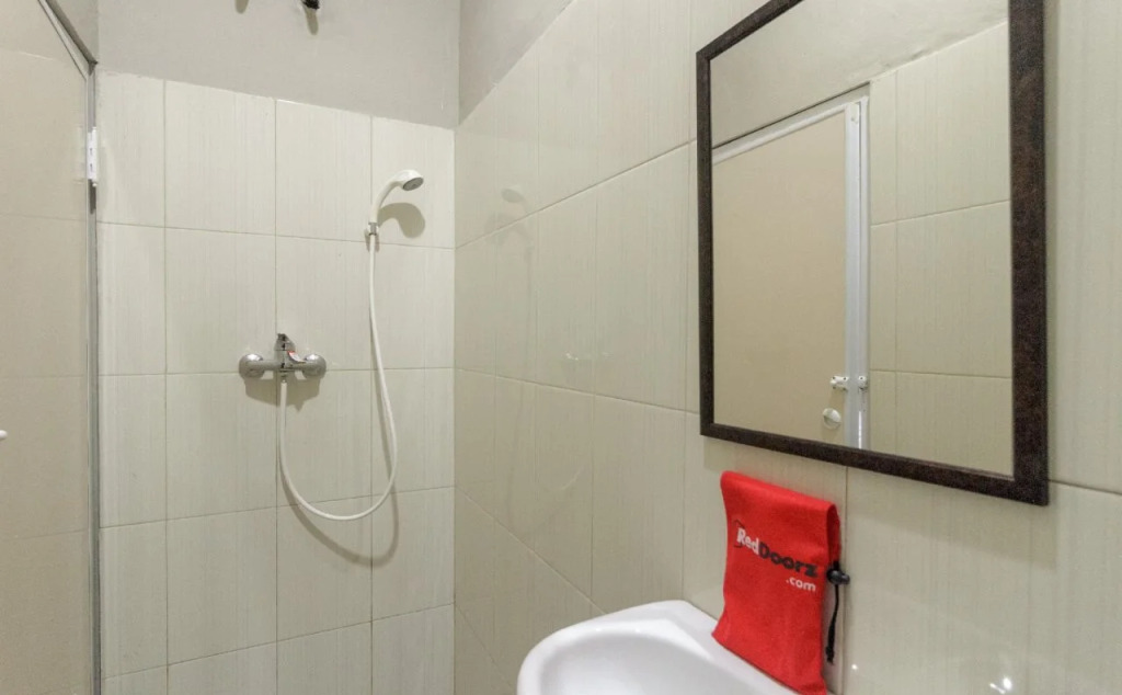 RedDoorz near Puri Indah Mall