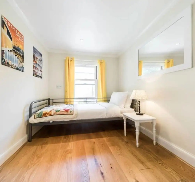 Spacious, Charming 3bd W/Balcony in Kennington