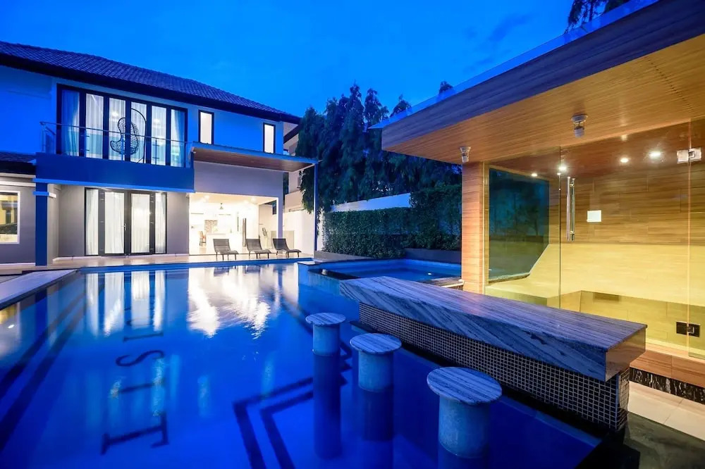 Exquisite Pool Villa J - Pattaya Pool Villa