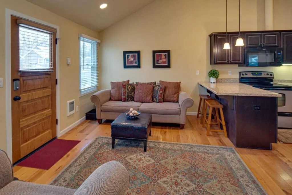 Hill St Cottage 334