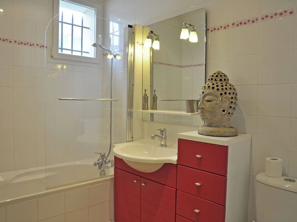 Beautiful and Stylish Town House With Private Swimming Pool in the Middle of Cavaillon