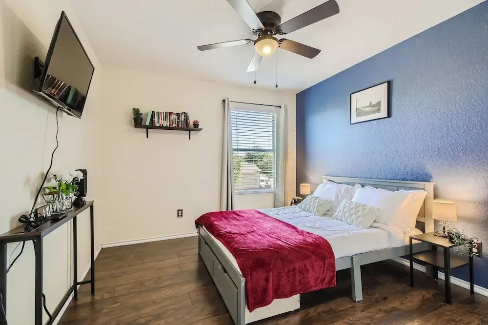 The Patriot House + Pet Friendly + Hot Tub + Fire Pit