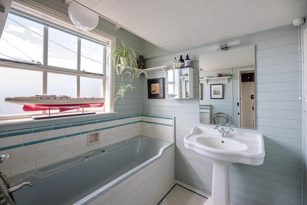 The Boathouse in Felixstowe Ferry - Stunning Waterfront Property