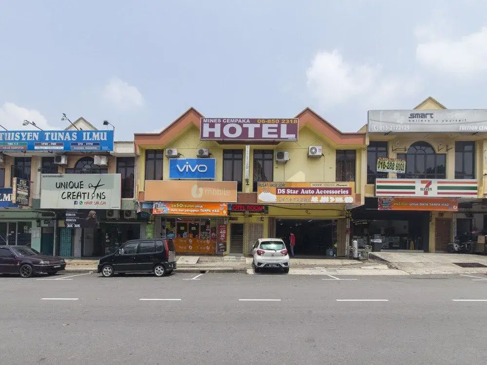 OYO 44072 Mines Cempaka Hotel