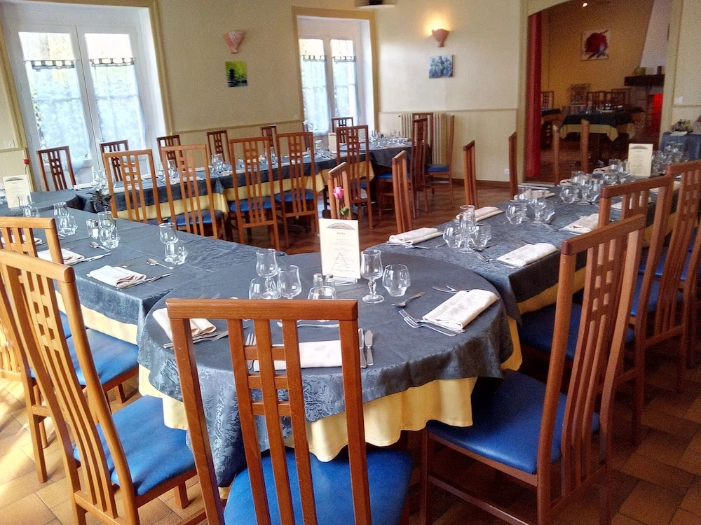 Logis Hotel Des Voyageurs Restaurant La Bonne TablHay