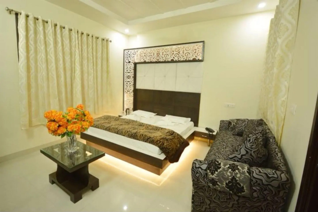 Capital O 9235 Hotel Nayyar