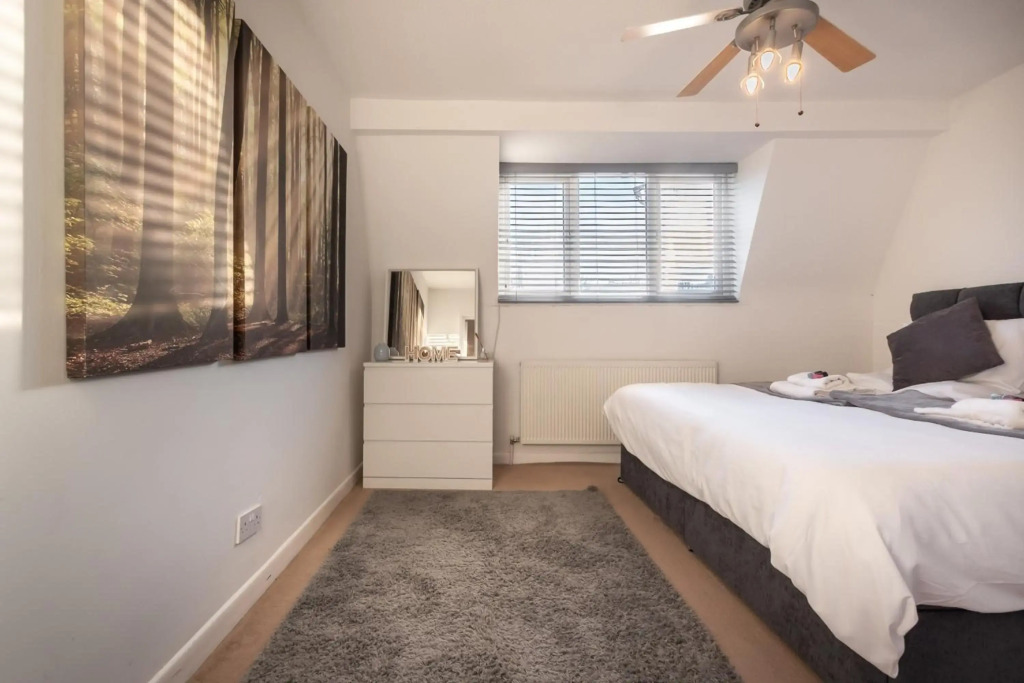BEST PRICE! LARGE HOME FOR 4 - SMART TV - COMFY BEDS - GARDEN - 4 Single Beds or 2 Doubles!