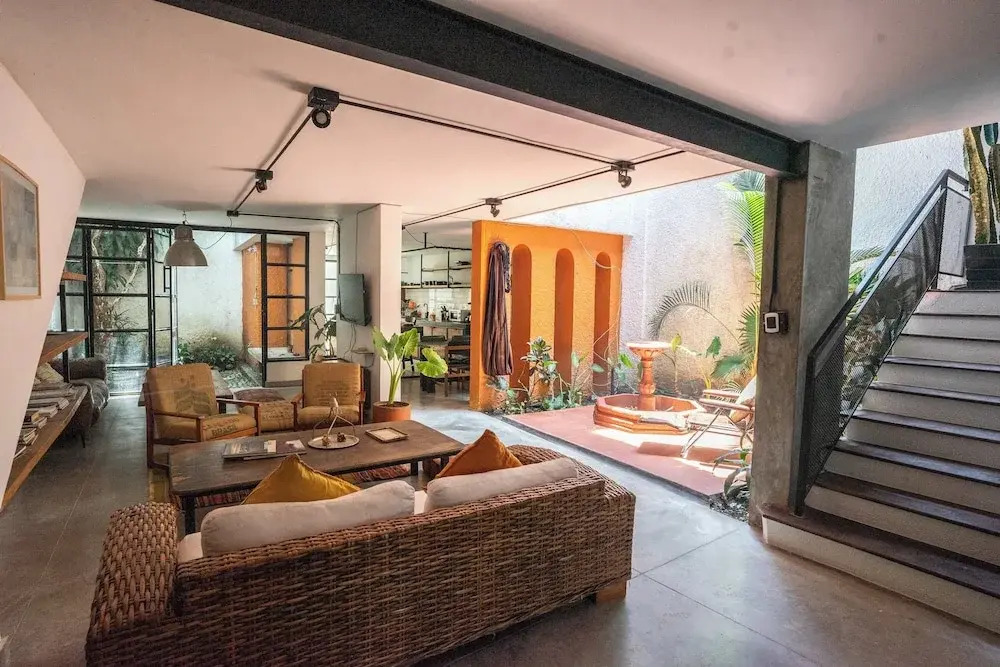 w Bright Colonial 5BR House With Balcony