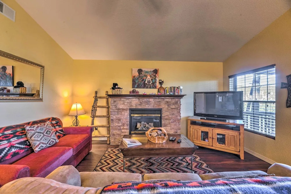 Ruidoso Cabin w/ Hot Tub & Mtn Views!