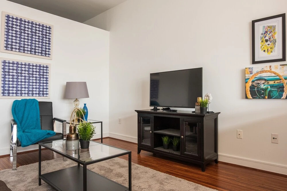 1 BR Apt Near AA Center with Parking by Frontdesk