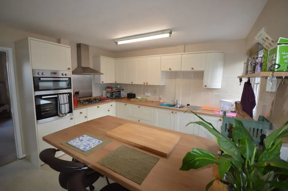 2 Bedroom Charming House With Free Parking