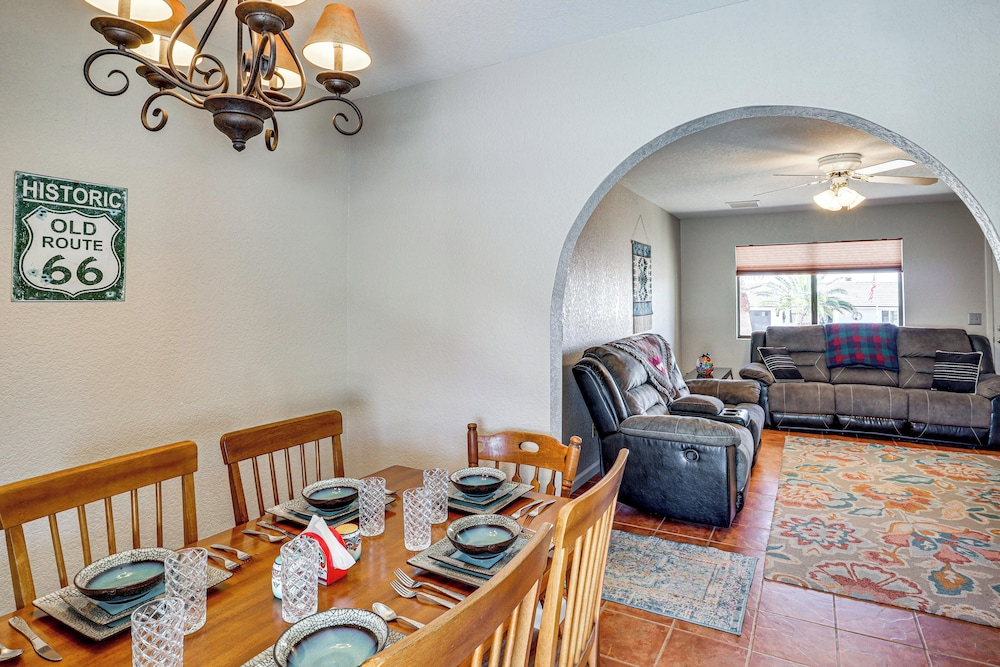 Desert Oasis w/ Hot Tub! 6 Mi to Lake Havasu